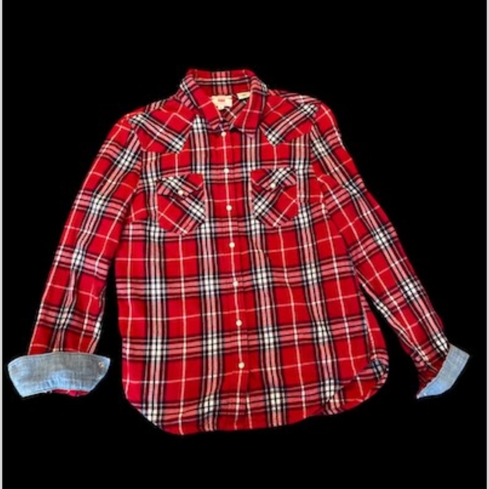Levi’s plaid flannel shirt.